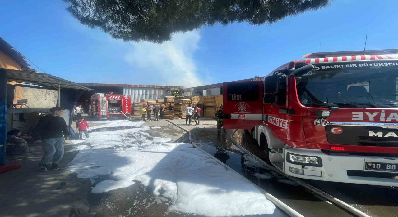 Balıkesirde mobilya atölyesinde korkutan yangın