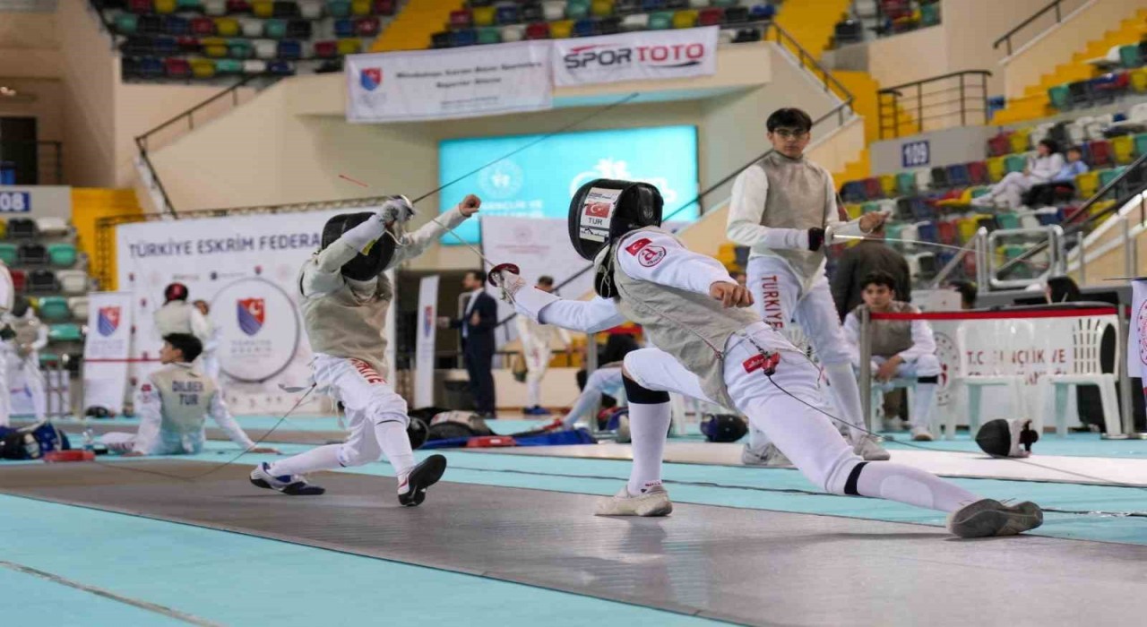 Balıkesirde sporcular eskrimde şampiyonluk için yarışıyor