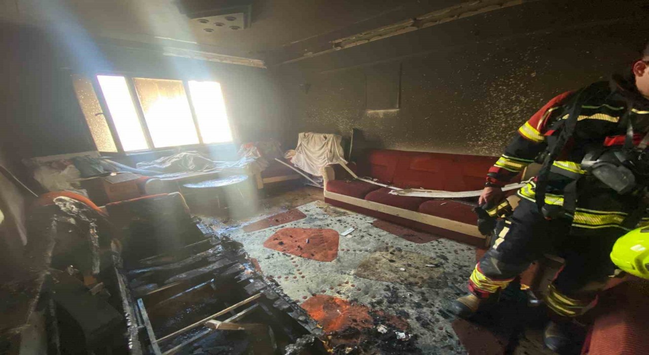 Bandırmada apartman dairesinde çıkan yangın büyümeden söndürüldü