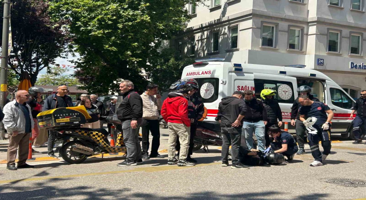 Bandırmada motosikletli kurye kazada yaralandı