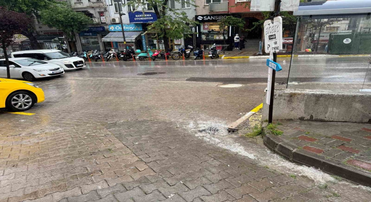 Bandırmada sağanak yağış etkili oldu
