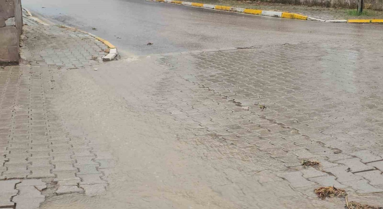 Bandırmada sağanak yağış sele neden oldu...Vatandaşlar zor anlar yaşadı