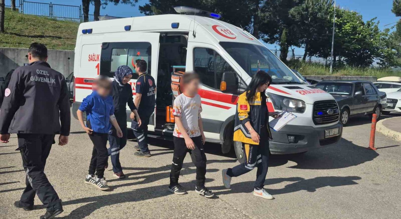 Bartında 17 öğrenci yedikleri şekerlemeden zehirlendi