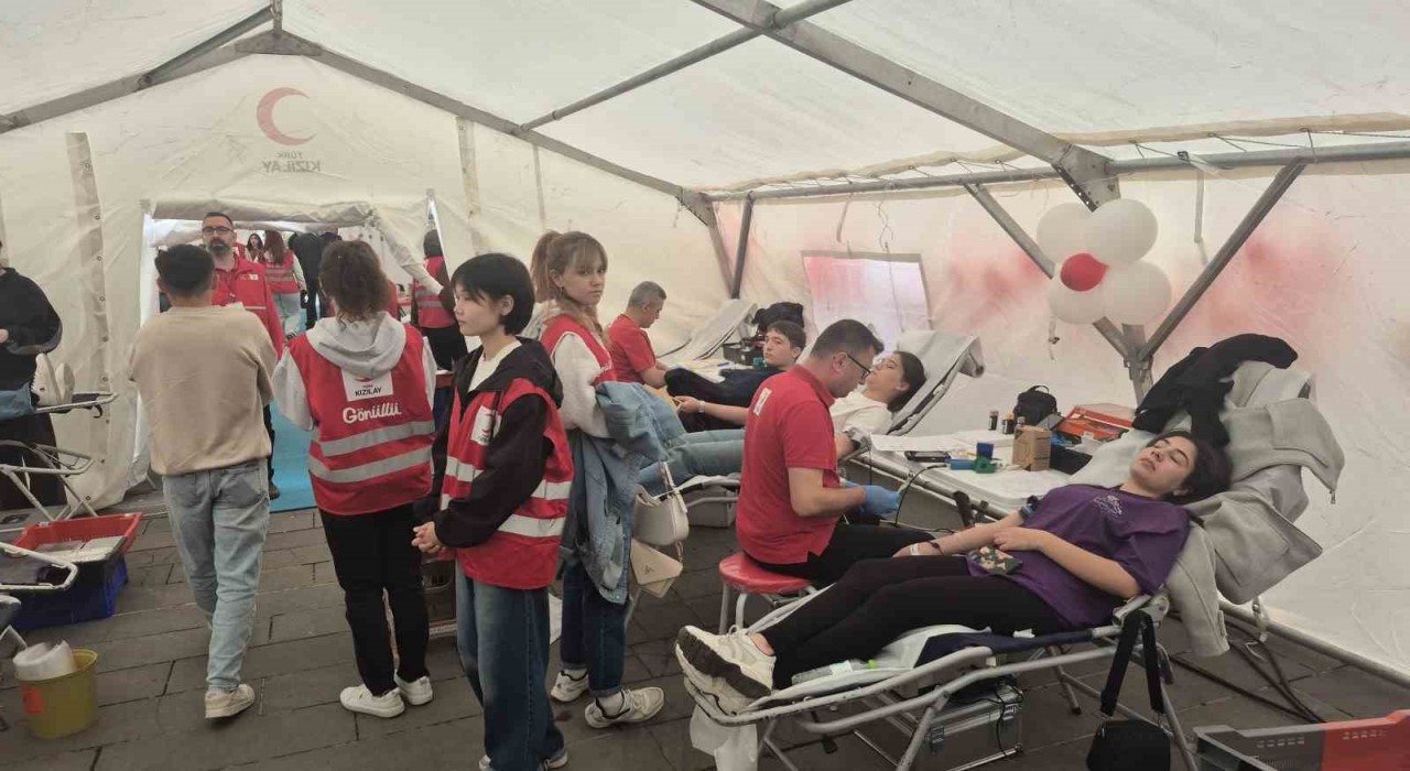 Bartında 8 saatte 174 kişi kan bağışında bulundu