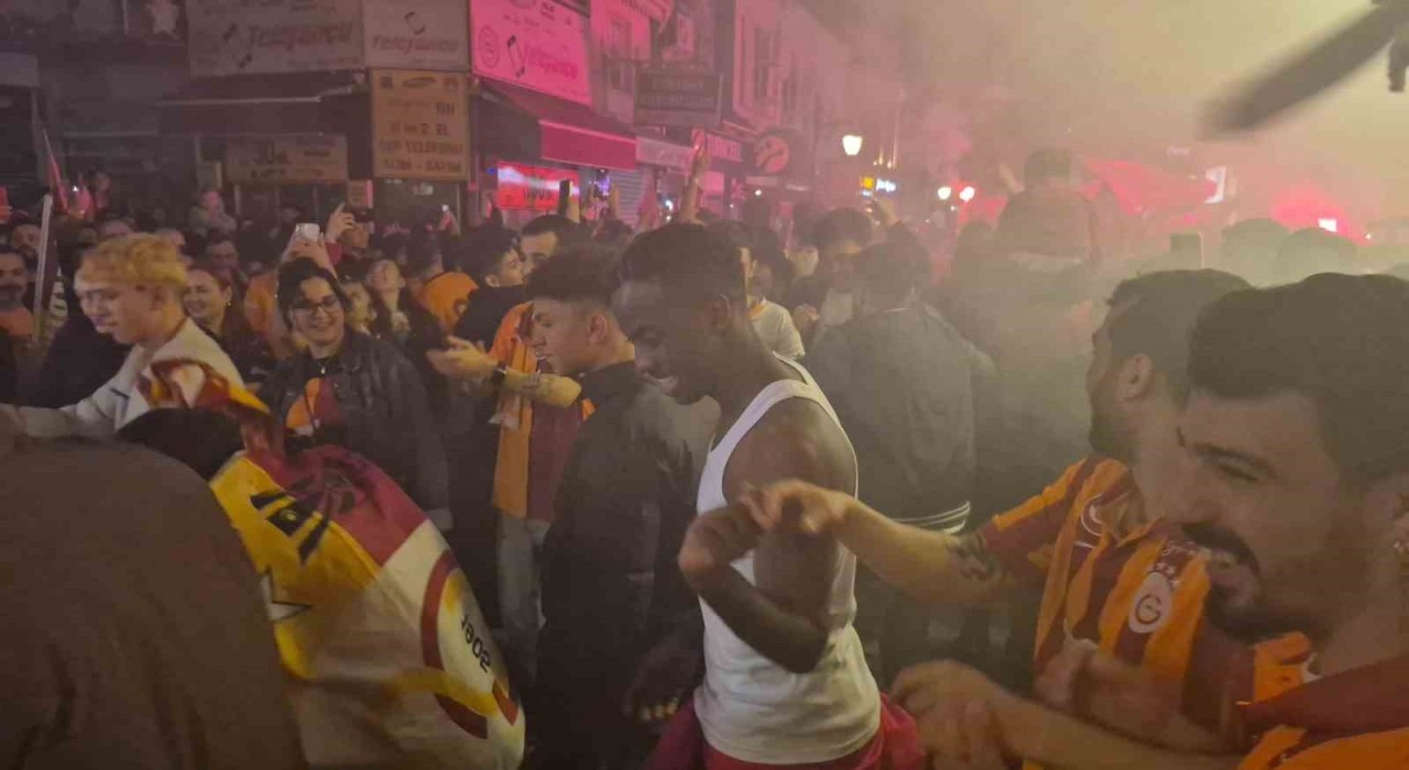 Bartında Galatasaray taraftarının 5. yıldız coşkusu