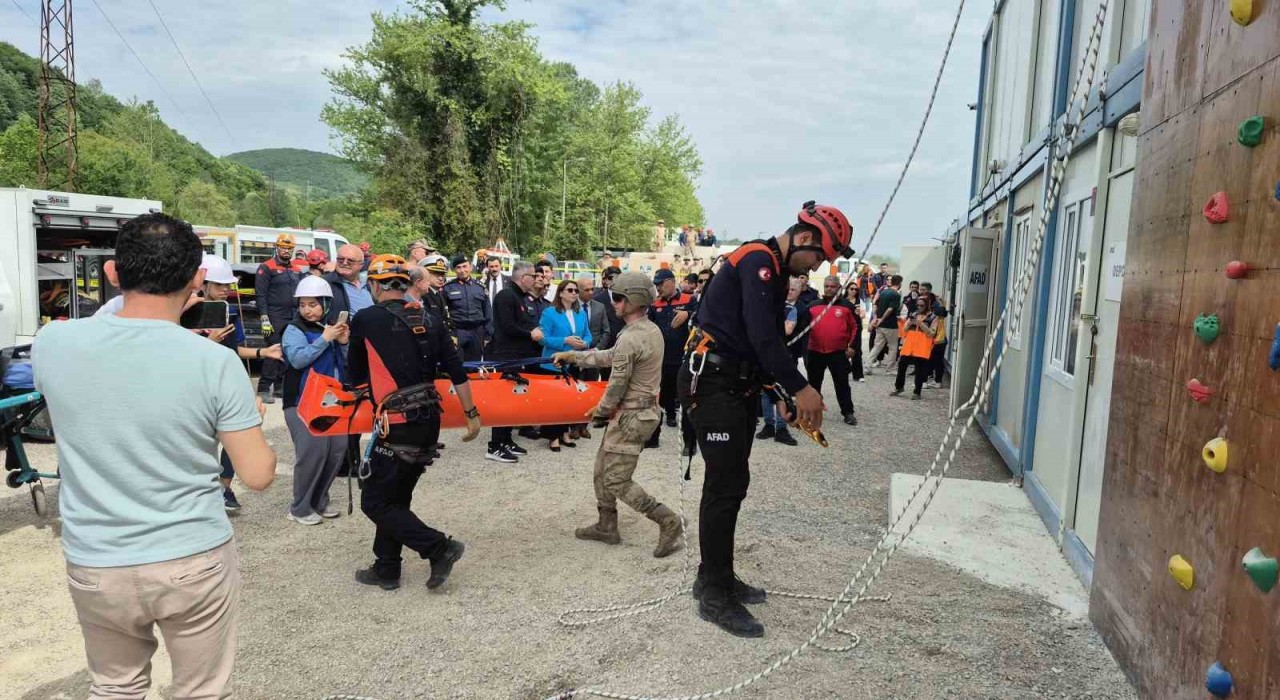 Bartında yeni açılan AFAD Eğitim Merkezindeki tatbikat gerçeğini aratmadı