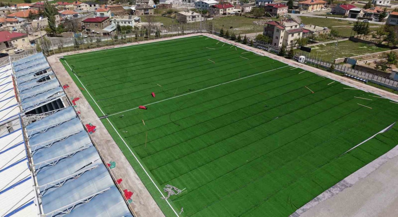 Başakpınar Spor Merkezinin çimleri ve yedek kulübeleri yenileniyor