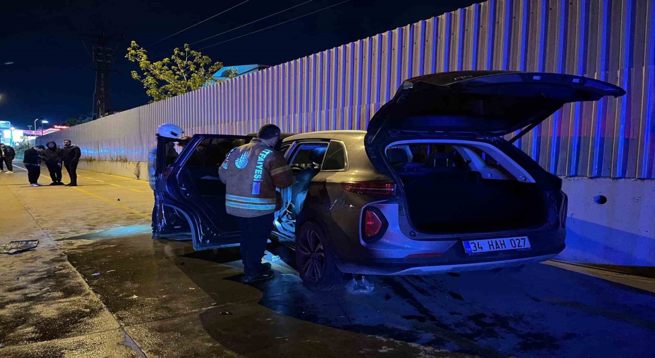 Başakşehirde iki araç kafa kafaya çarpıştı: 5 yaralı