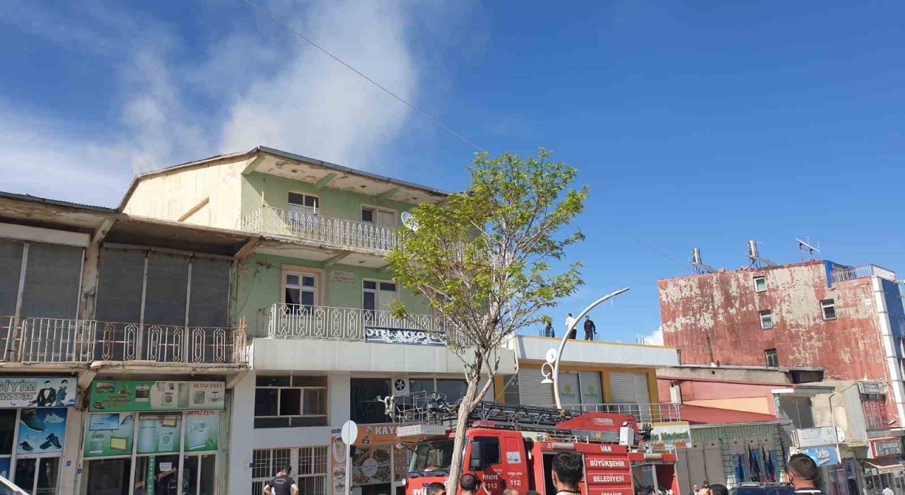 Başkalede mühürlü otelin çatısında yangın paniği