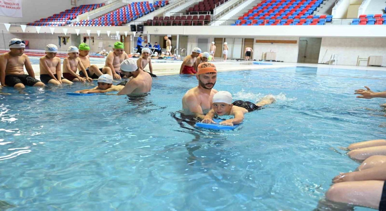 Başkan Altay: 6 ilçede 11 bin 500 üçüncü sınıf öğrencisine yüzme öğretiyoruz