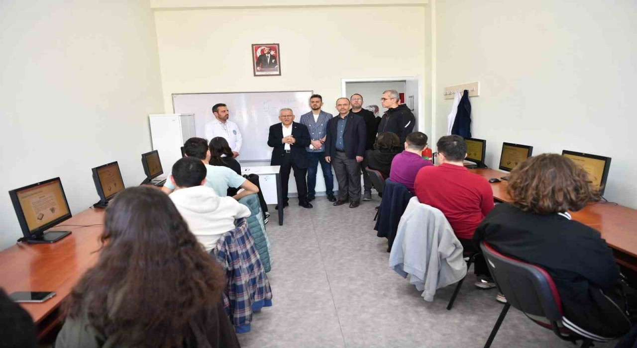 Başkan Büyükkılıç, geleceğin bilişim yıldızları ile bir araya geldi