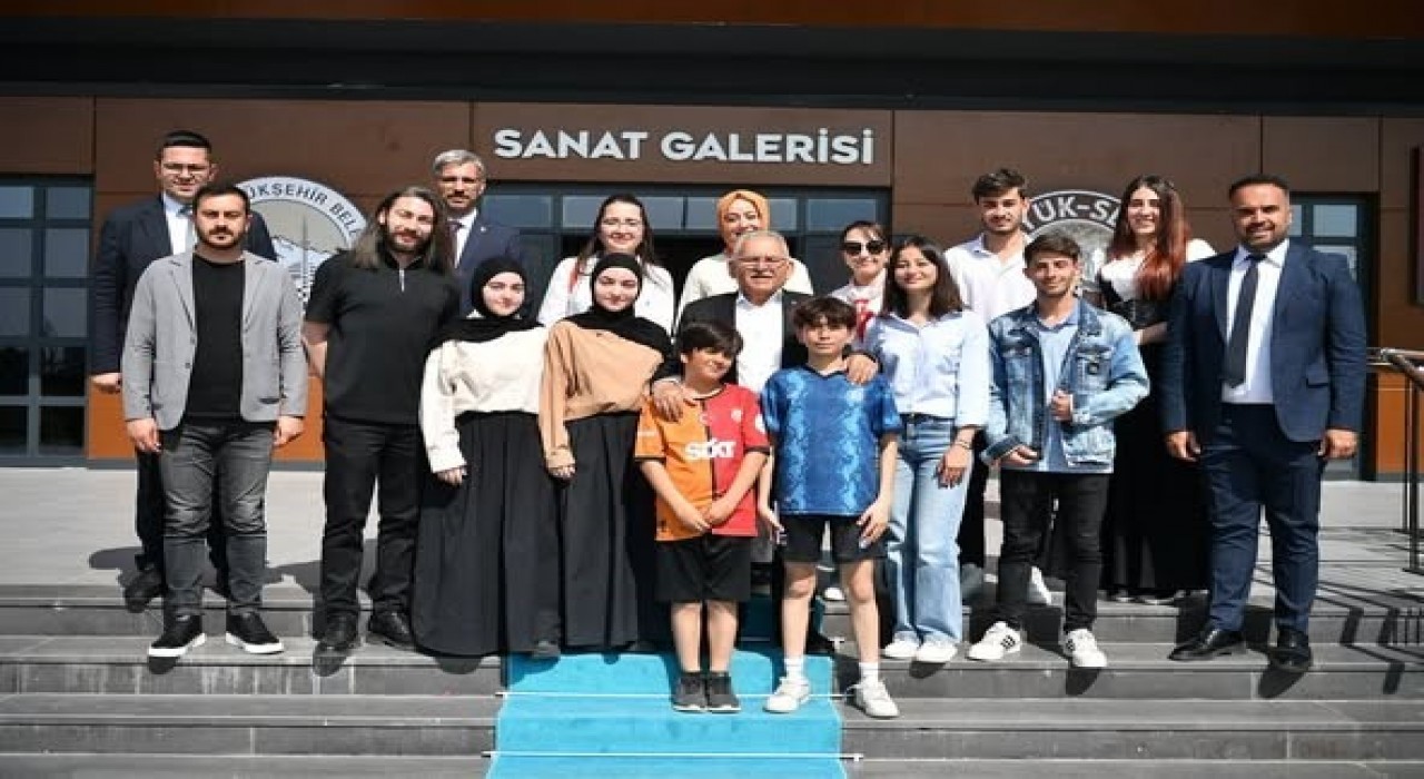 Başkan Büyükkılıç, Karma resim Sergisinde gençlerle buluştu
