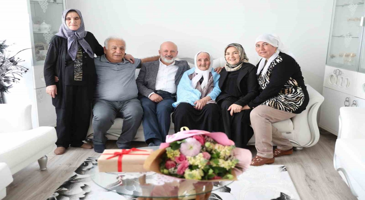 Başkan Çolakbayrakdardan 109 yaşındaki Şemşi Nineye Anneler Günü sürprizi