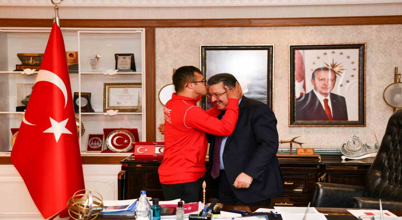 Başkan Gençten down sendromlu milli sporculara destek