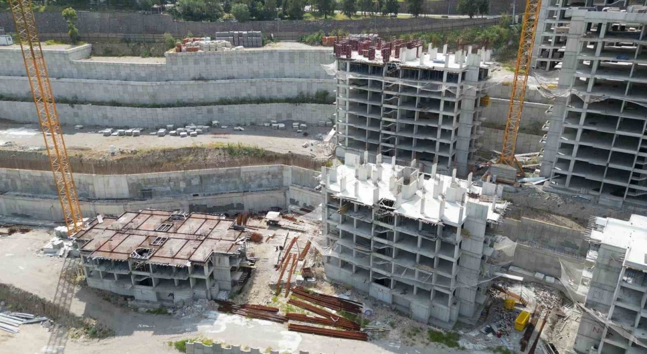 Başkan Saygılı: Önce parasını aldığınız belediye çalışanlarının evlerini bitirin