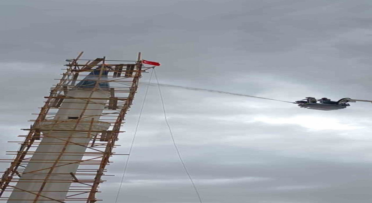 Başkentte fırtına etkili oluyor: Bir minareye yıldırım düştü