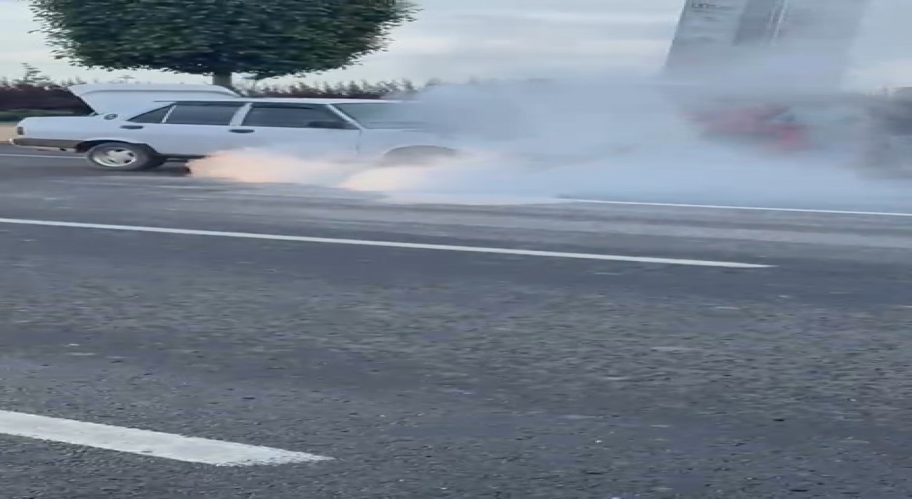 Başkentte Tofaş araç yandı, vatandaşlar yangın tüpleriyle müdahale etti