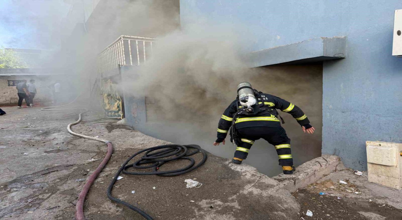 Batmanda apartmanın bodrum katında yangın