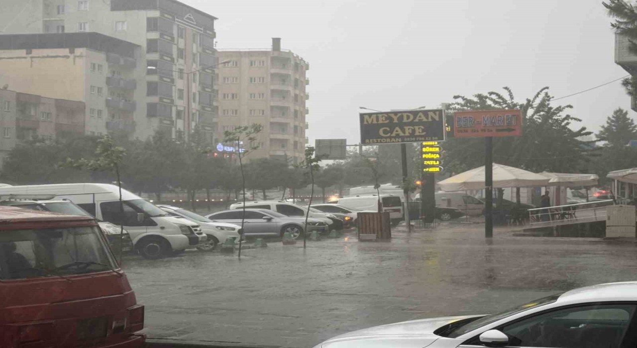 Batmanda dolu yağışı balkon kapısını mermi gibi deldi