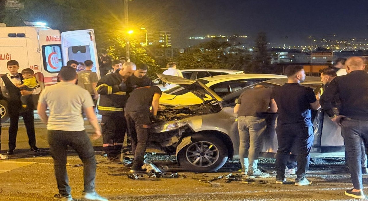 Batmanda iki otomobil çarpıştı: 4 kişi yaralandı