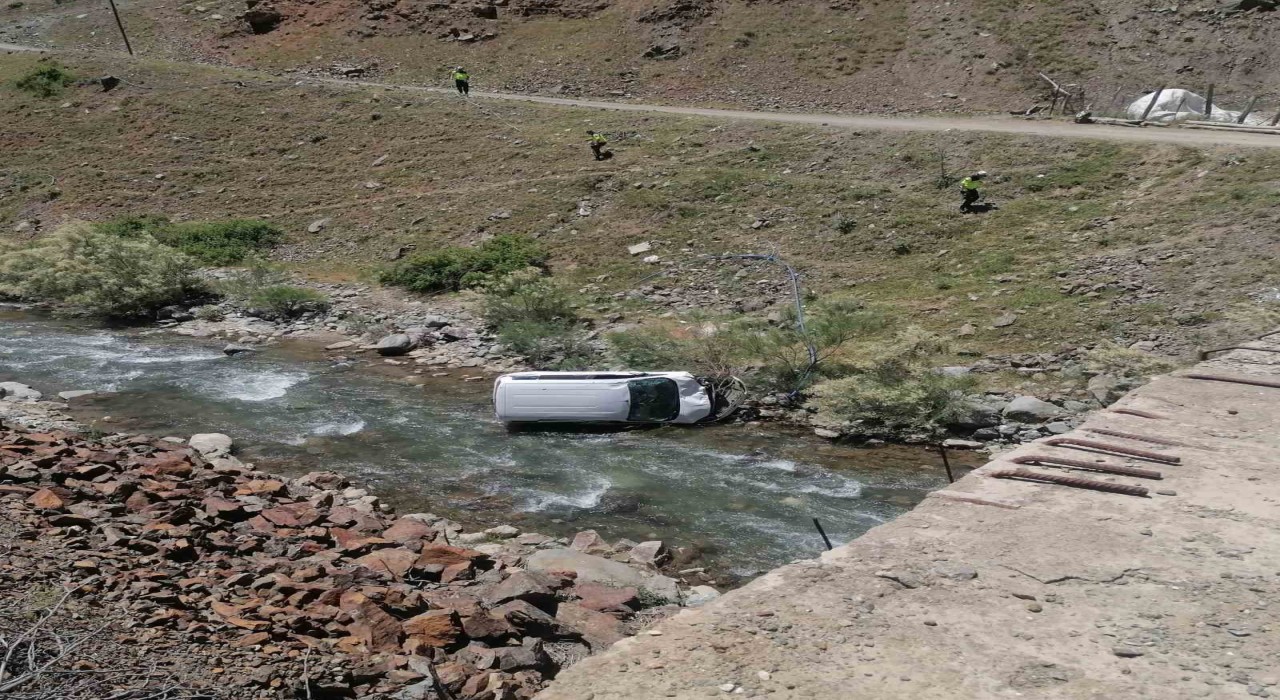 Batmanda kamyonet dereye uçtu: 1 kişi hayatını kaybetti