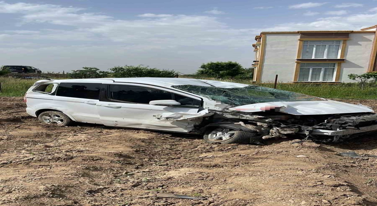 Batmanda kamyonet şarampole yuvarlandı: 2 yaralı