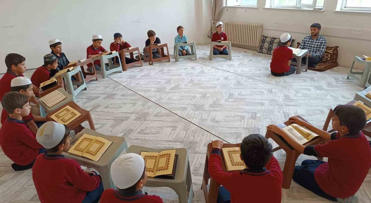 Batmanda öğrenciler hem örgün hem hafızlık eğitimi ile geleceğe hazırlanıyor