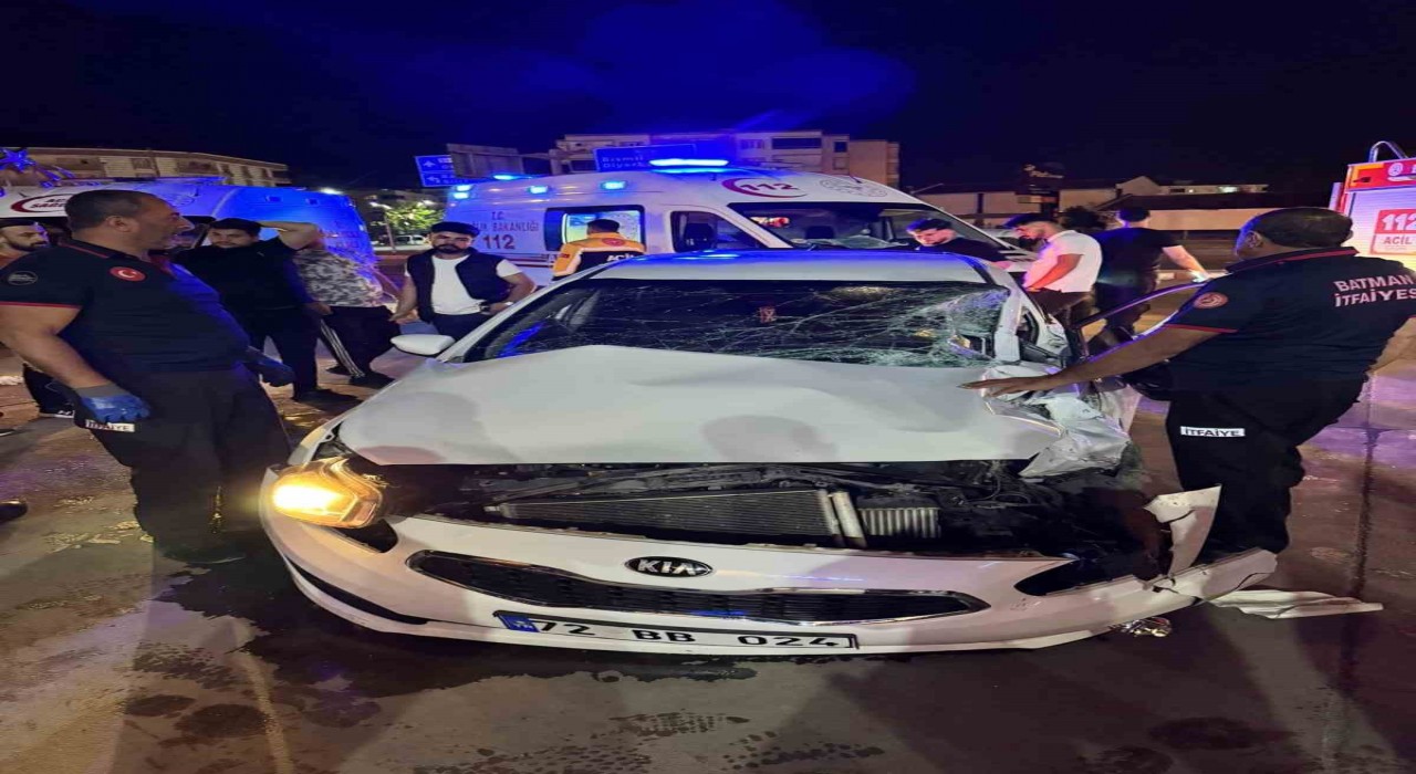 Batmanda otomobil tırla çarpıştı: 3 yaralı
