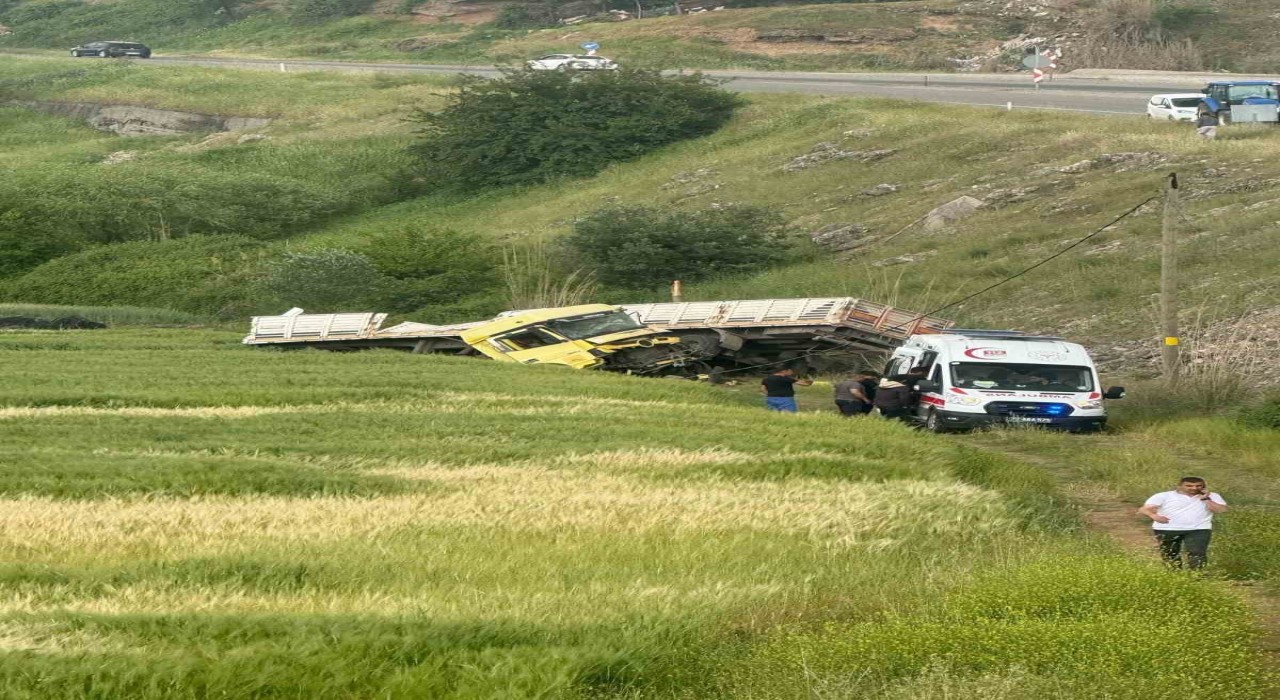 Batmanda tır şarampole yuvarlandı: 2 ağır yaralı