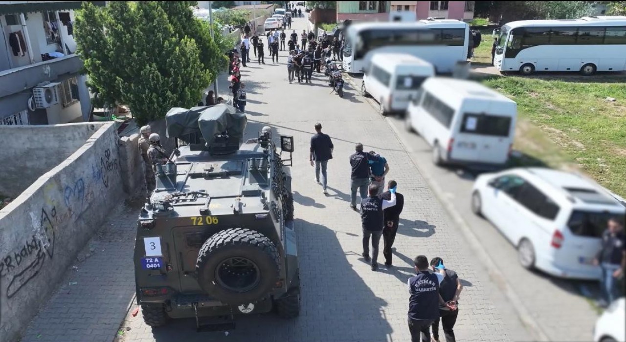 Batmanda zehir tacirlerine büyük darbe: 15 adrese eş zamanlı baskın, 18 tutuklama