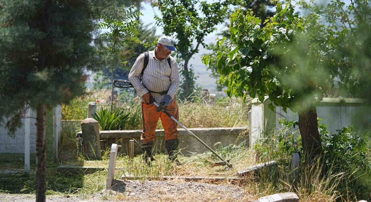 Battalgazi Belediyesinden mezarlıklarda bayram temizliği