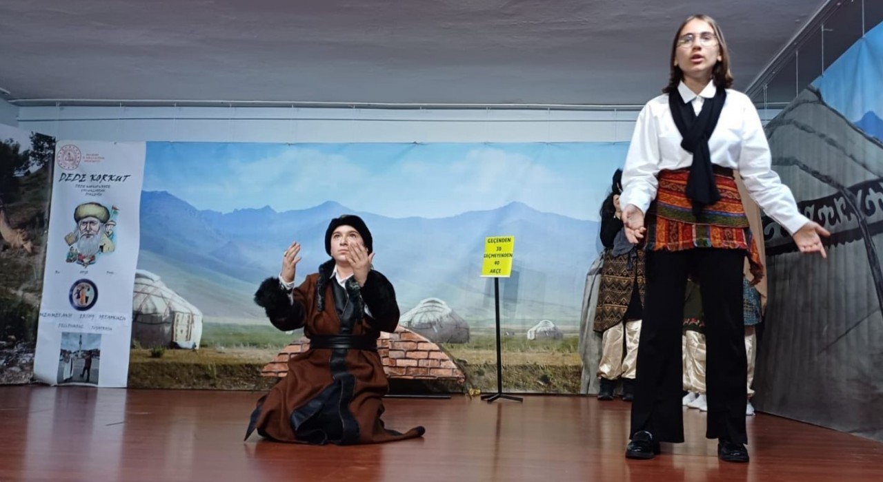 Bayburtlu öğrencilerden Deli Dumrul tiyatrosu