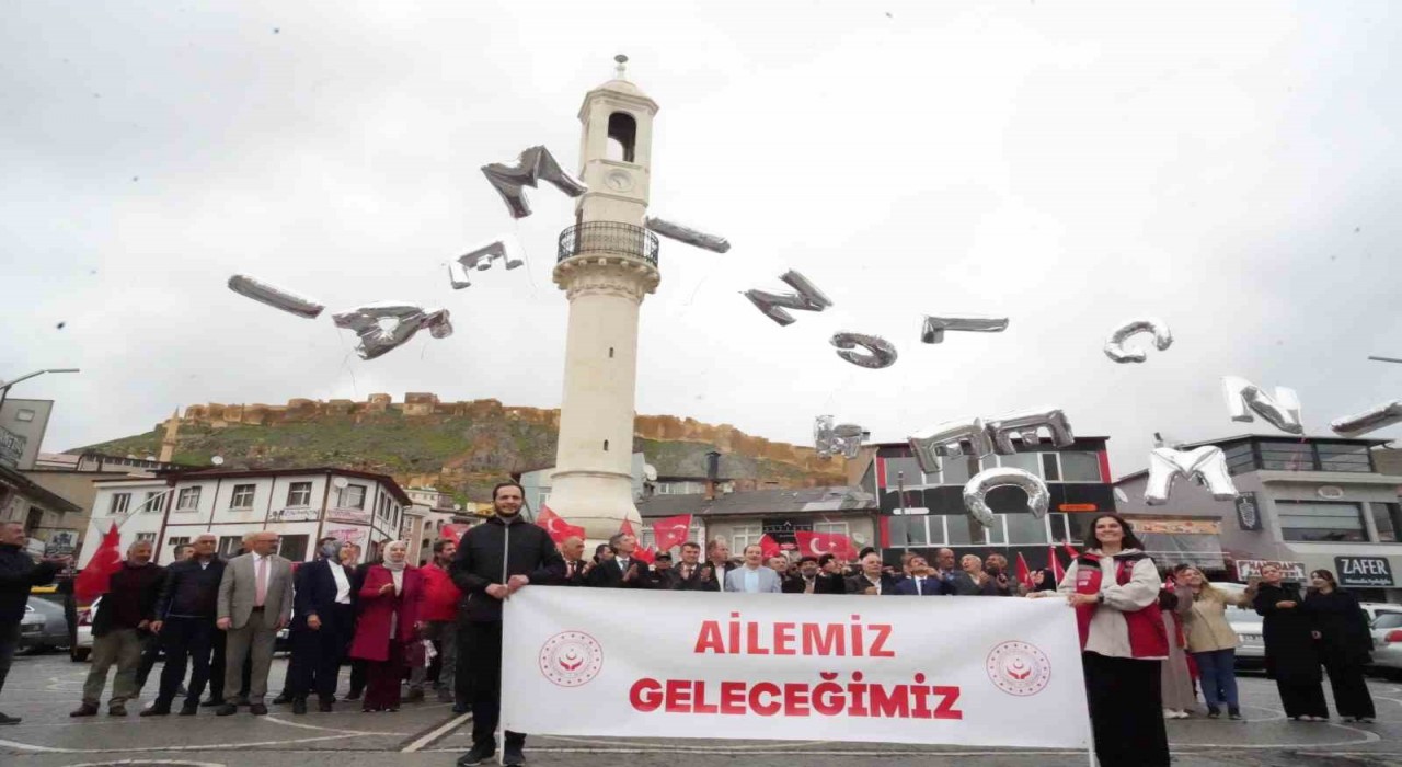 Bayburtta Ailemiz Geleceğimiz yazılı balonlar gökyüzüne bırakıldı