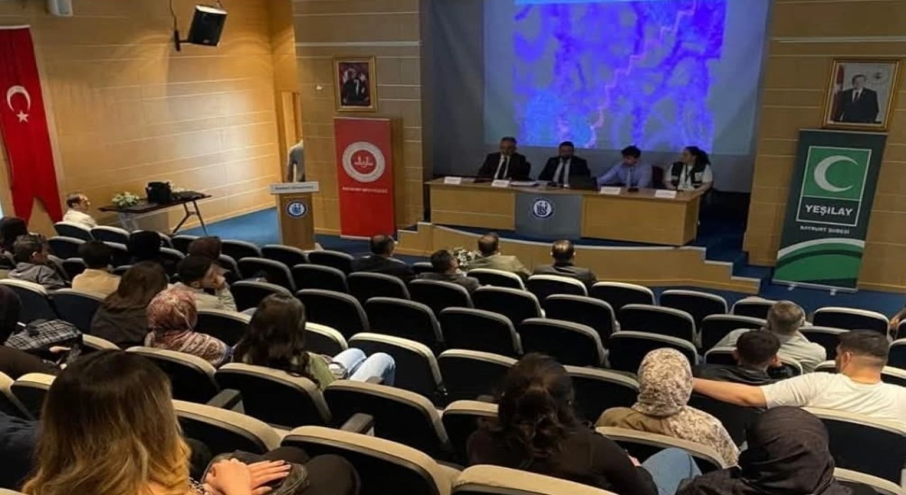 Bayburtta bağımlılıkla mücadele konulu panel düzenlendi