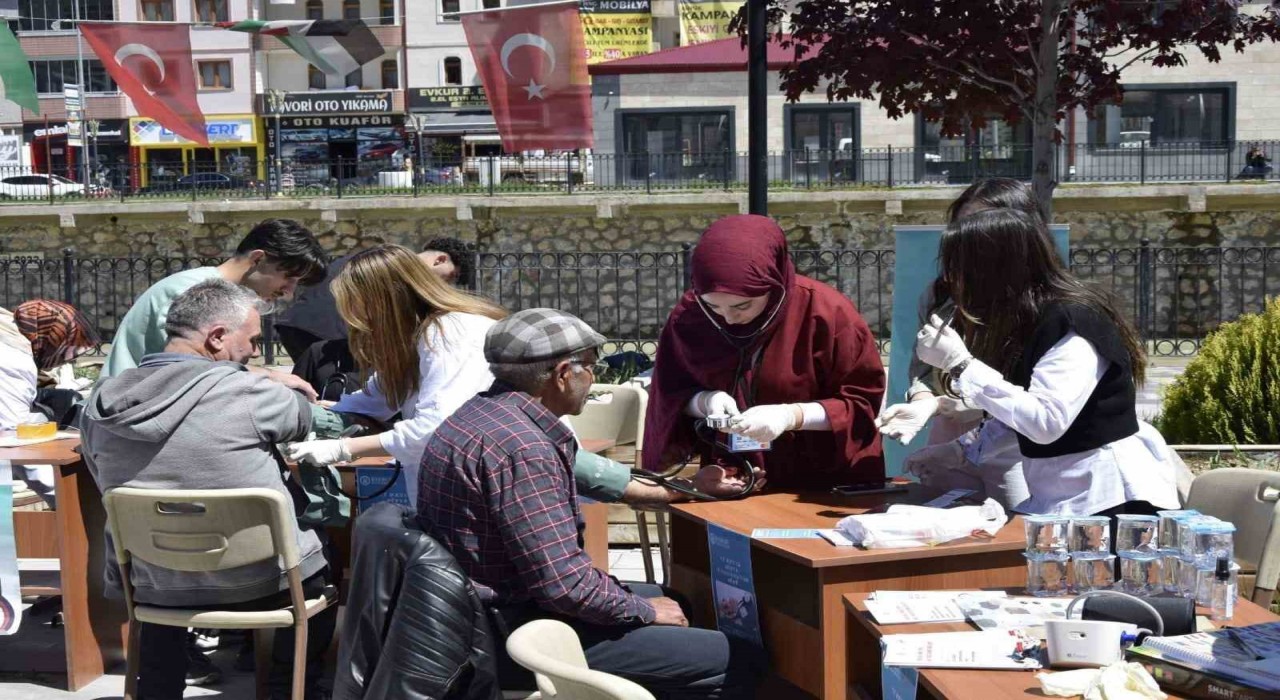 Bayburtta ‘Hipertansiyon Günü kapsamında vatandaşların tansiyonları ölçüldü