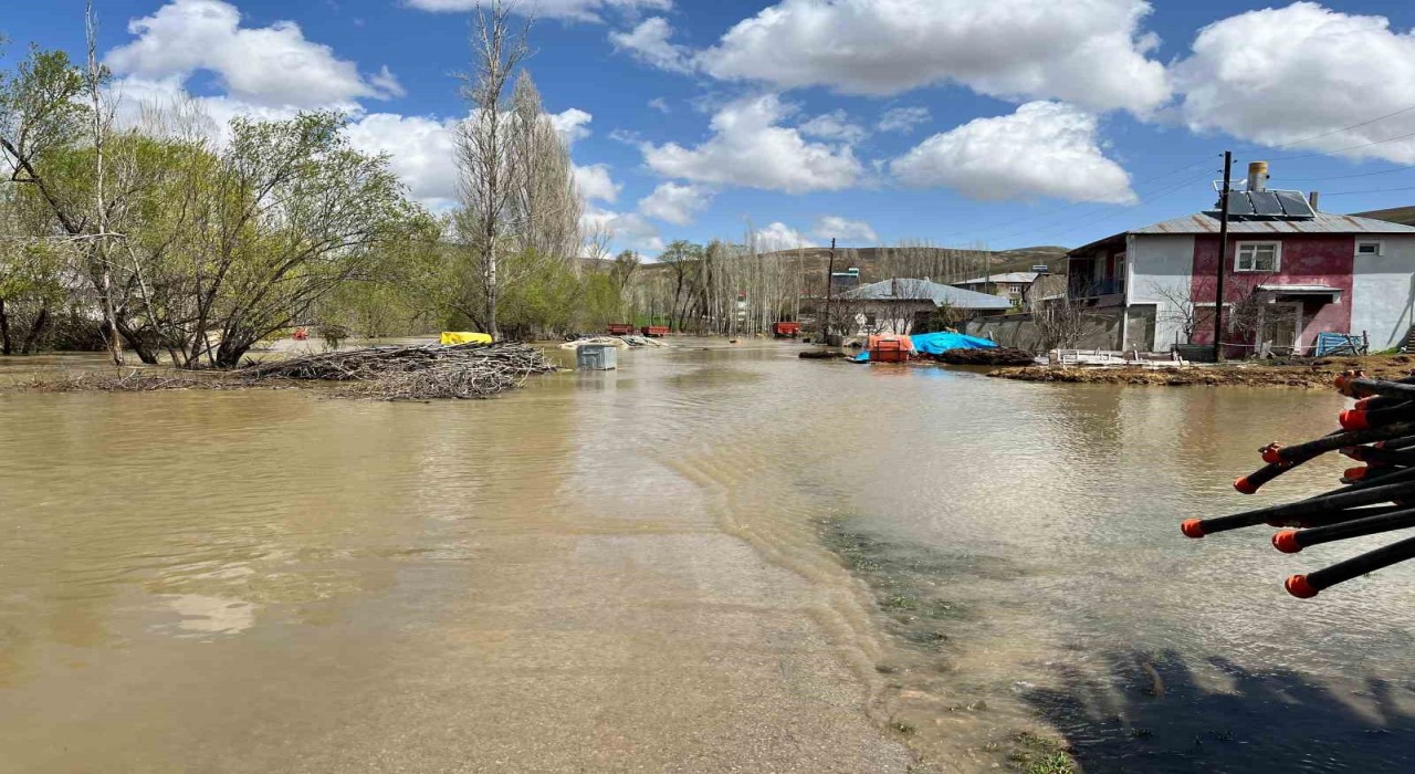 Bayburtta kuvvetli yağış sonrası dere taştı: Köy su altında kaldı