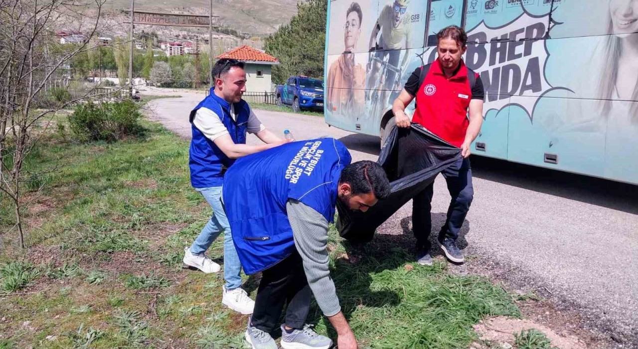 Bayburtta ‘Orman Benim kampanyasına destek amaçlı çevre temizliği yapıldı