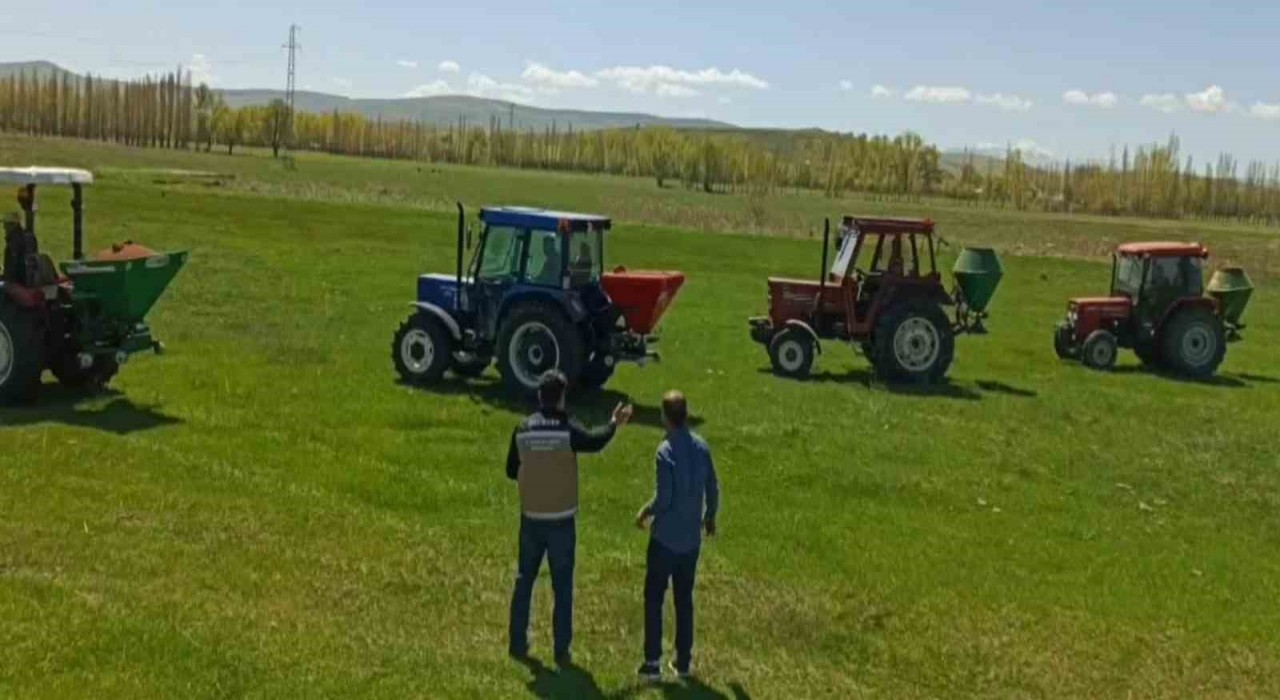 Bayburtun meralarında gübreleme çalışması yapılıyor