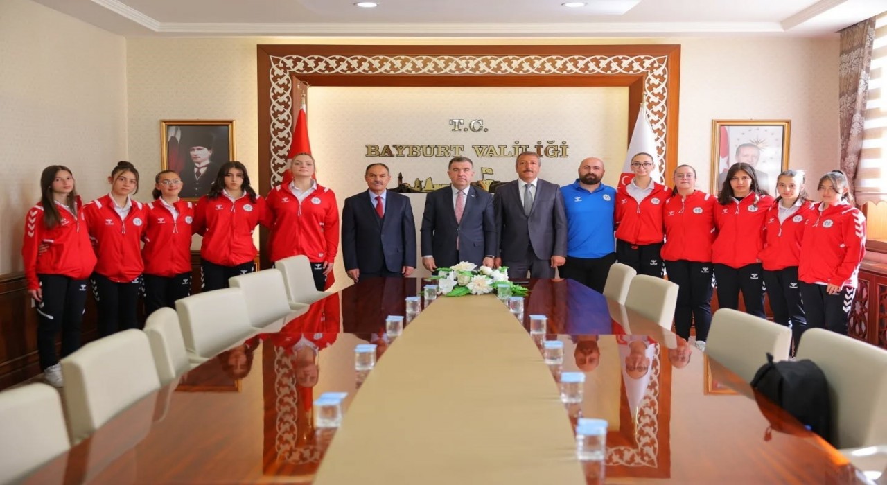 Bayburtun voleybolcu kızları Vali Eldivanı ziyaret etti