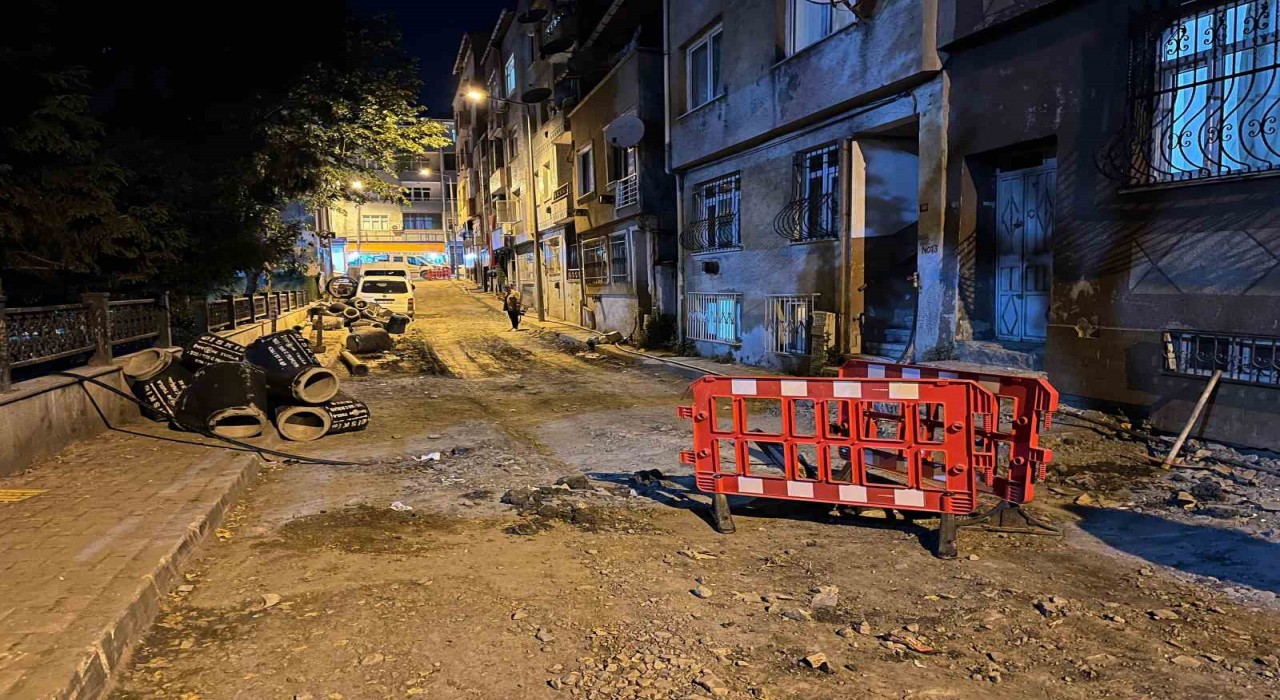 Bayrampaşada altyapı çalışması yapılan sokakta rögar kapağı patladı