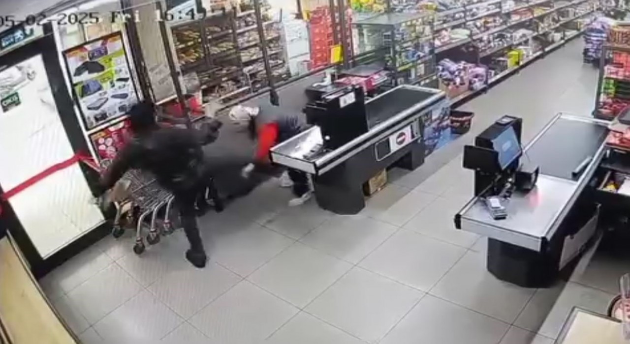 Bayrampaşada BİM markette bir kişi, kasiyeri böyle darp etti