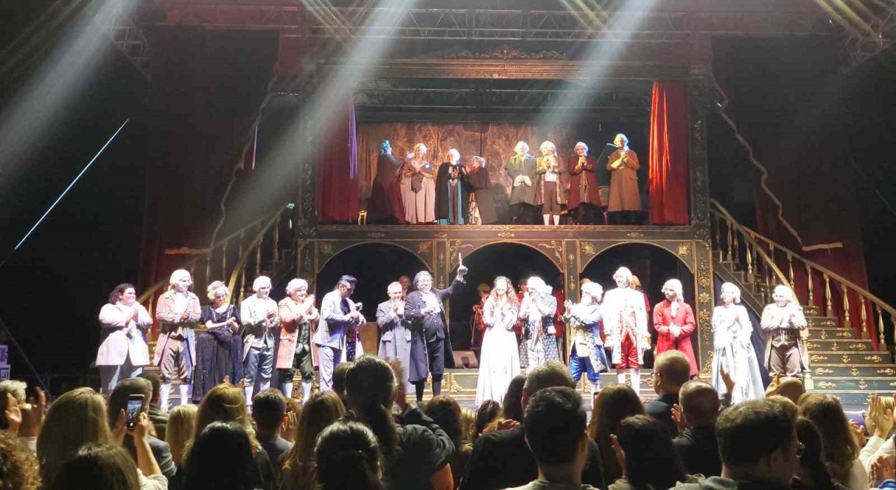 Bedia Muvahhit En İyi Dış Yapım Ödülü Amadeusun