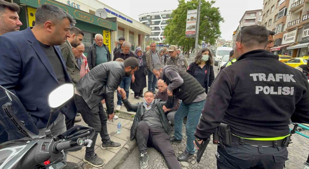 Belediye aşevinin aracı, motosikletle çarpıştı