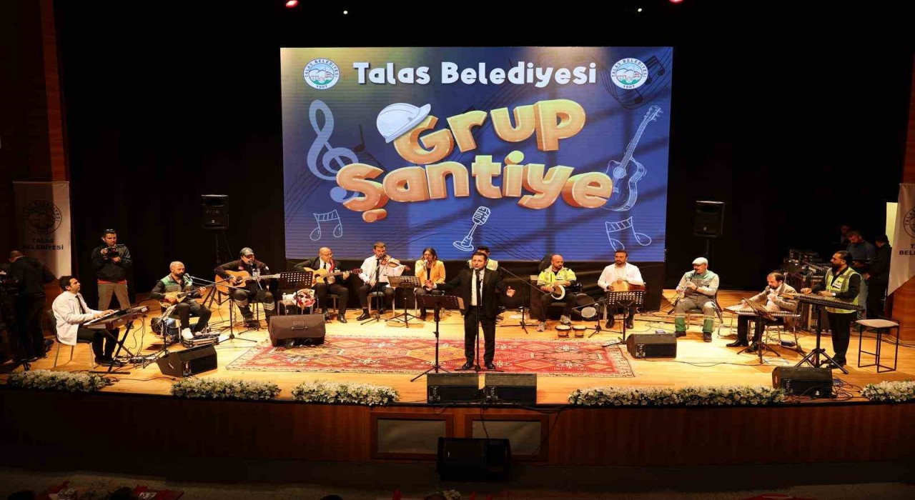 Belediye personeli 1 Mayısta kulakların pasını sildi