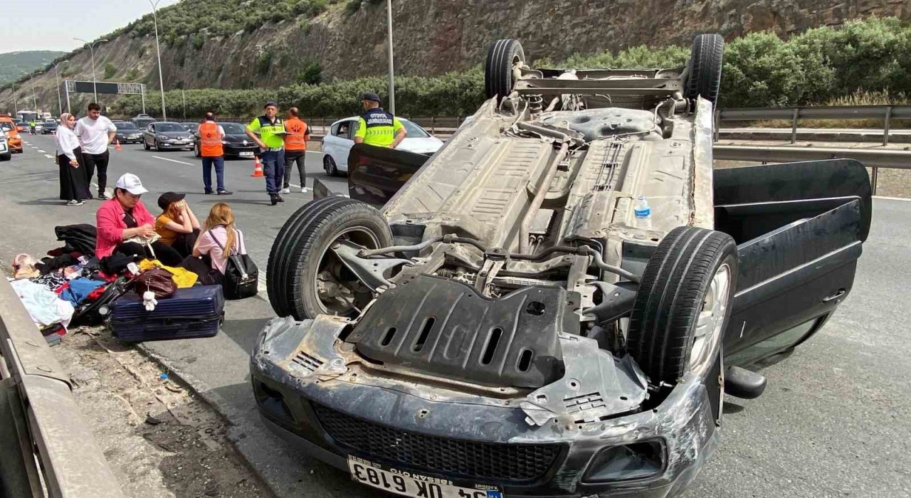 Beton bariyere çarparak takla atan araç ters döndü: 3 yaralı