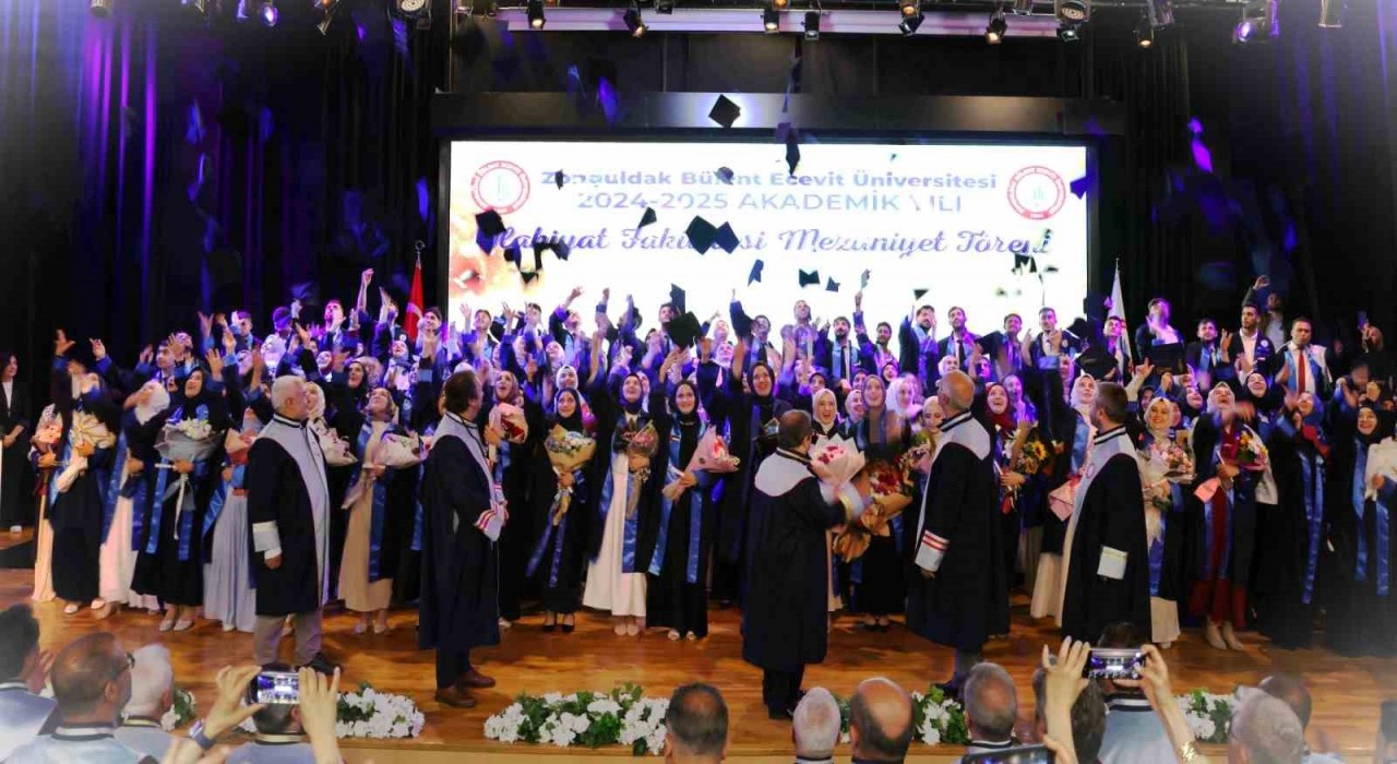 BEUN İlahiyat Fakültesi 2024-2025 akademik yılı mezunlarını geleceğe uğurladı