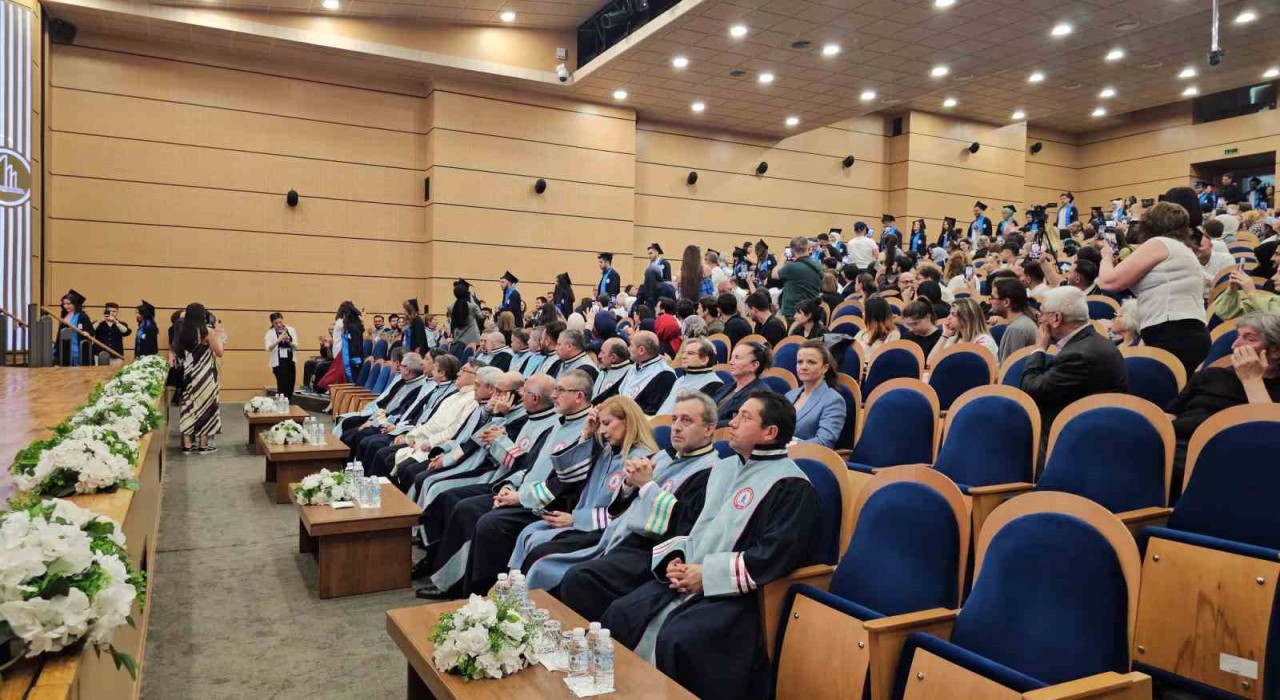 BEUNde mezuniyet coşkusu: Sanat ve iletişimin gücüyle geleceğe uğurlandılar