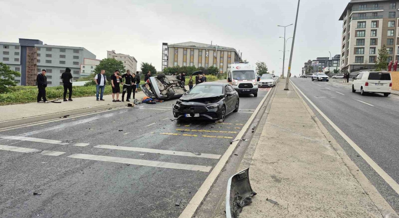 Beylikdüzünde kontrolden çıkan araç ters şeride daldı: 1i ağır 4 yaralı