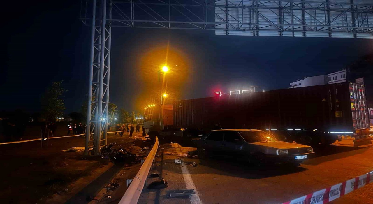 Beylikdüzünde kontrolden çıkan tır motosiklete çarptı: 1 ölü, 2 yaralı