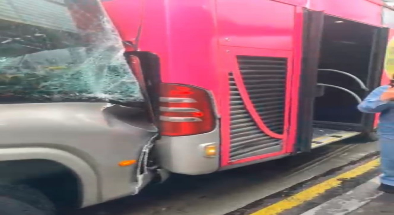 Beylikdüzünde metrobüs kazası: 2si ağır 14 yaralı